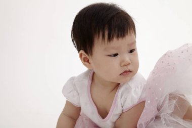 Studio poz parti elbise giyen Çinli bebek kız