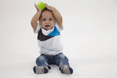 alfabe küp ile oynayan bebek