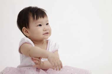 Studio poz parti elbise giyen Çinli bebek kız