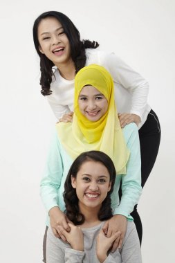  Üç multi ırksal Malezyalı kadın stüdyoda poz 