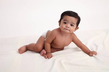 malay çocuk beyaz arka plan üzerinde tarama