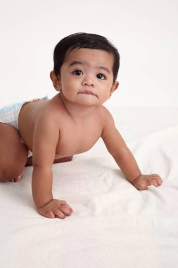 malay çocuk beyaz arka plan üzerinde tarama