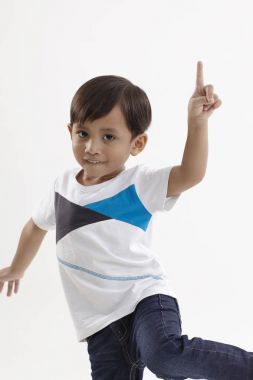 Kolunu el işareti ile yok 1 yetiştirme malay çocuk