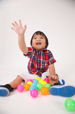 Çinli çocuğun kolunu yükselterek halletmeye çalışın 