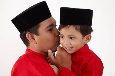 Baba ve oğul whisphering birbirlerine