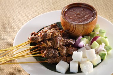 Malezya gıda satay salatalık ve keupat ile plaka üzerinde