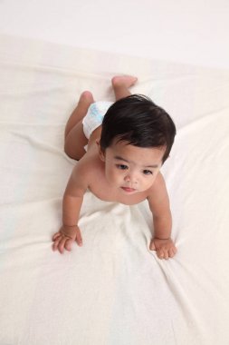 malay çocuğun sürünerek Üstten Görünüm