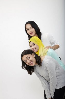 Üç multi ırksal Malezya gibi davran bir duvardan bakmak