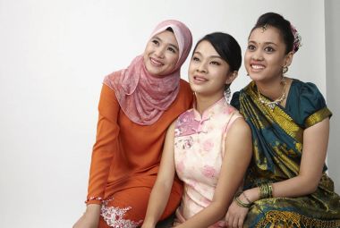 Üç Malezya genç güzel kız stüdyoda poz 