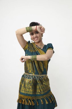 Sari el hareketi ile giyen Hintli kadın