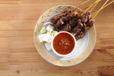 Malezya gıda satay üstten görünüm salatalık ve keupat plaka üzerinde