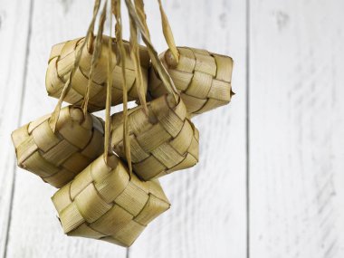 ketupat beyaz arka plan üzerinde asılı