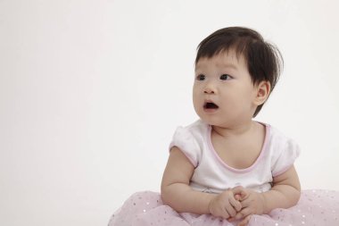 Studio poz parti elbise giyen Çinli bebek kız