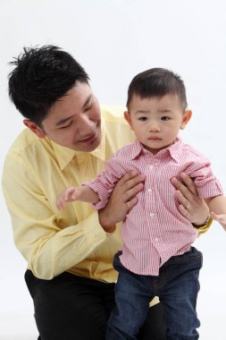 Babası oğlunun studio poz ile 