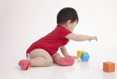 Çinli bebek alfabe blok ile oynamak