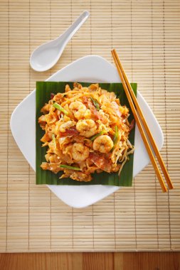 Malezya ünlü gıda Penang kuey teow kare plaka üzerinde kızarmış