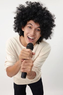 Kablosuz mikrofon tutan ve şarkı bir adam 