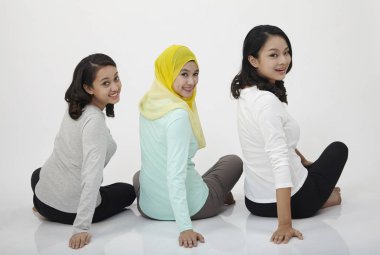  Üç multi ırksal Malezyalı kadın stüdyoda poz 