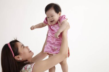 Anne kızıyla oynuyor.