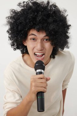 Kablosuz mikrofon tutan ve şarkı bir adam 