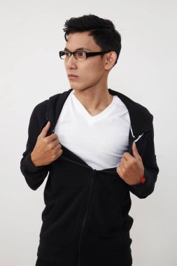 Ceketini göğsüne gösterilen yırtılma adam