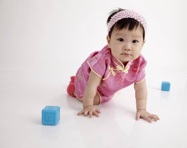 Çinli bebek alfabe bloklarla oynama