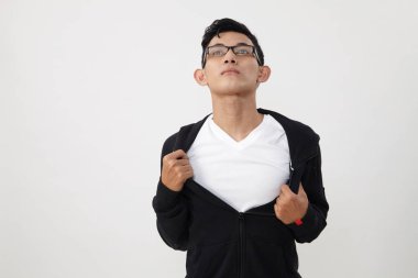 Ceketini göğsüne gösterilen yırtılma adam