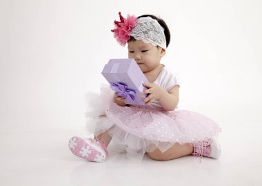 Çinli bebek parti elbise mor hediye kutusu ile 