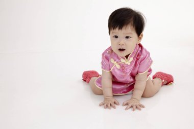 Çinli bebek giyen cheomgsam oturma ve stüdyoda poz 