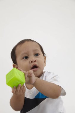 alfabe küp ile oynayan bebek