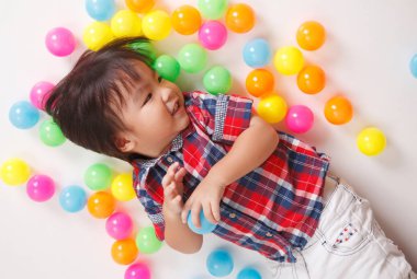 Çinli çocuğun renkli topları ile oynarken Üstten Görünüm