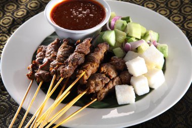Malezya gıda satay kain songket üzerinde keupat ve salatalık ile