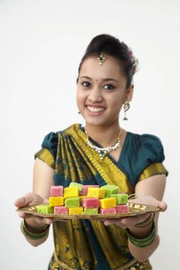 tepsi şeker holding neşeli Hint Bayan