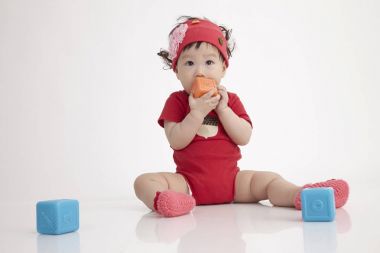 Çinli bebek alfabe blok ile oynamak