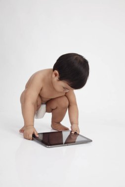 modern gadget tarafından çekti malay yürümeye başlayan çocuk