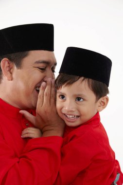 Baba ve oğul whisphering birbirlerine