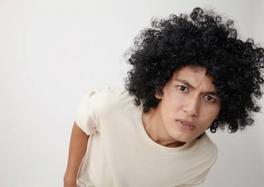 malay genç giyen komik peruk Studio poz 