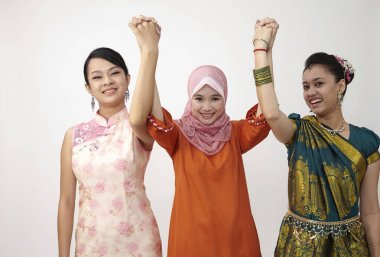 Üç Malezya genç güzel kız stüdyoda poz 