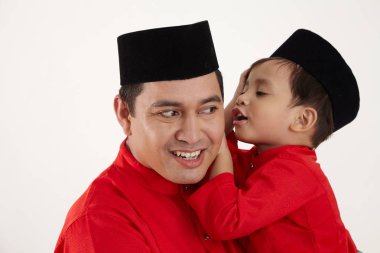 Baba ve oğul whisphering birbirlerine