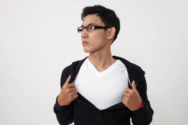 Ceketini göğsüne gösterilen yırtılma adam