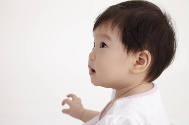 Studio poz parti elbise giyen Çinli bebek kız