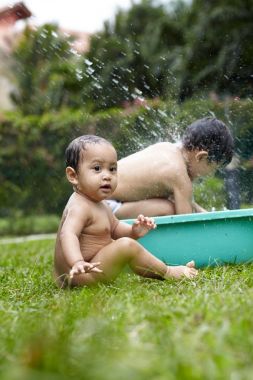 Eğleniyor kardeşler su açık oynamak