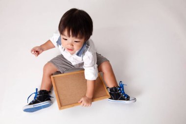 Çinli çocuğun Tebeşir tahtaya yazma Üstten Görünüm