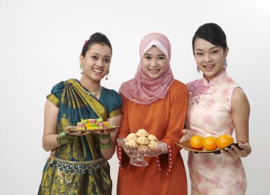 şekerler, bahulu ve portakal ile Malezya kızlar plaka tutarak doldur