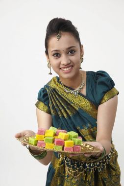 tepsi şeker holding neşeli Hint Bayan