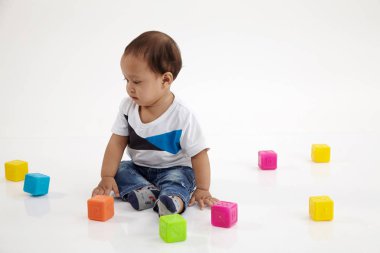 alfabe küp ile oynayan bebek