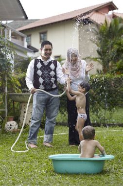 su çocuklarına üst