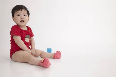 Çinli bebek alfabe blok ile oynamak