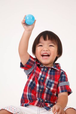 Çinli çocuk oyuncakları ile oynarken oturuyor