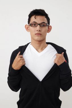 Ceketini göğsüne gösterilen yırtılma adam